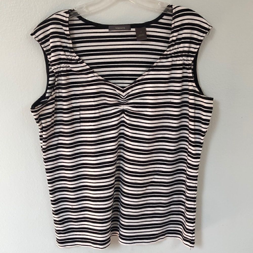 🌻3/20 Liz Claiborne black/white tank.  Size 1X